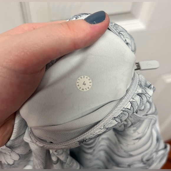 LIKE 🆕 Lululemon Speed Up Tight *Full-On Luxtreme 28" - Sz 4 - Picture 3 of 7